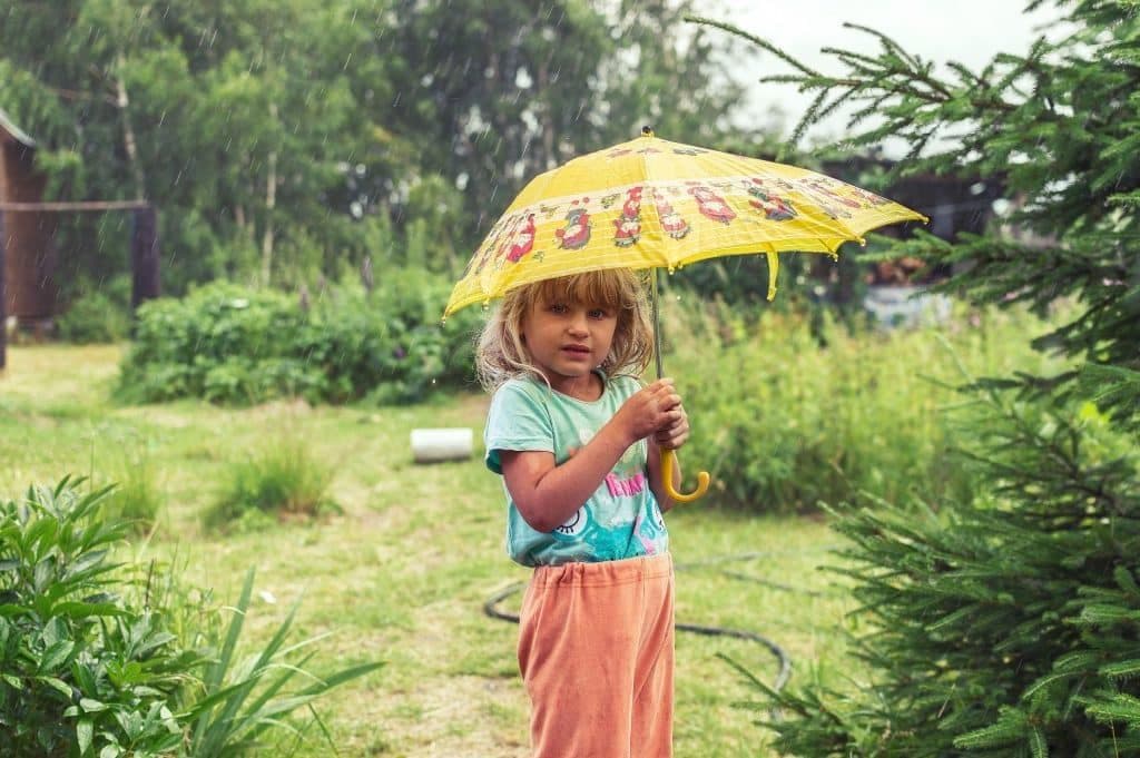 fille sous un parapluie