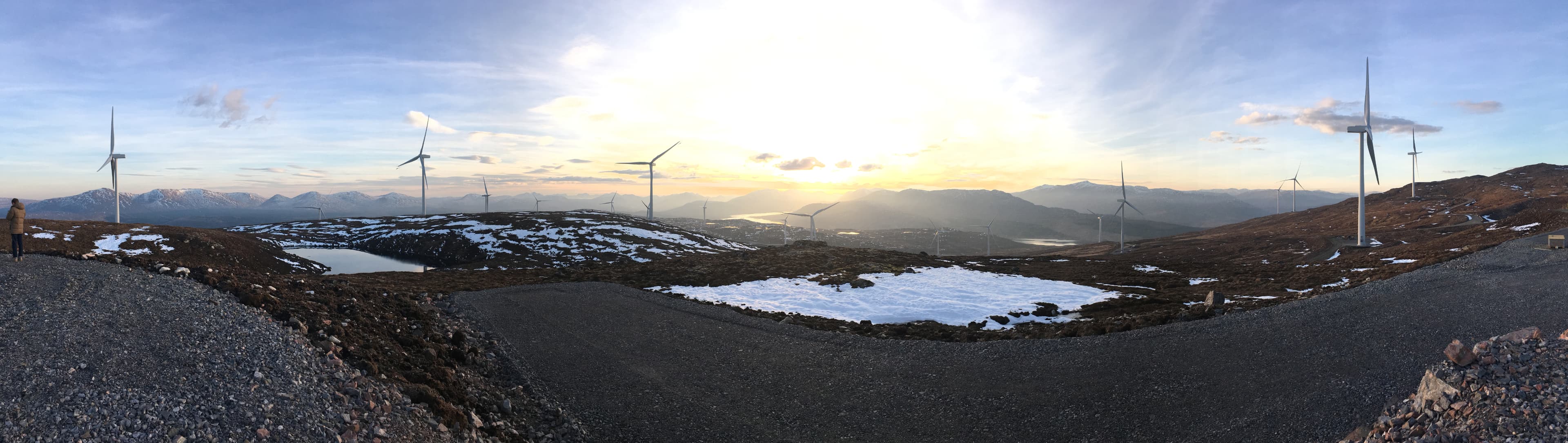 Paysage montagneux avec des éoliennes