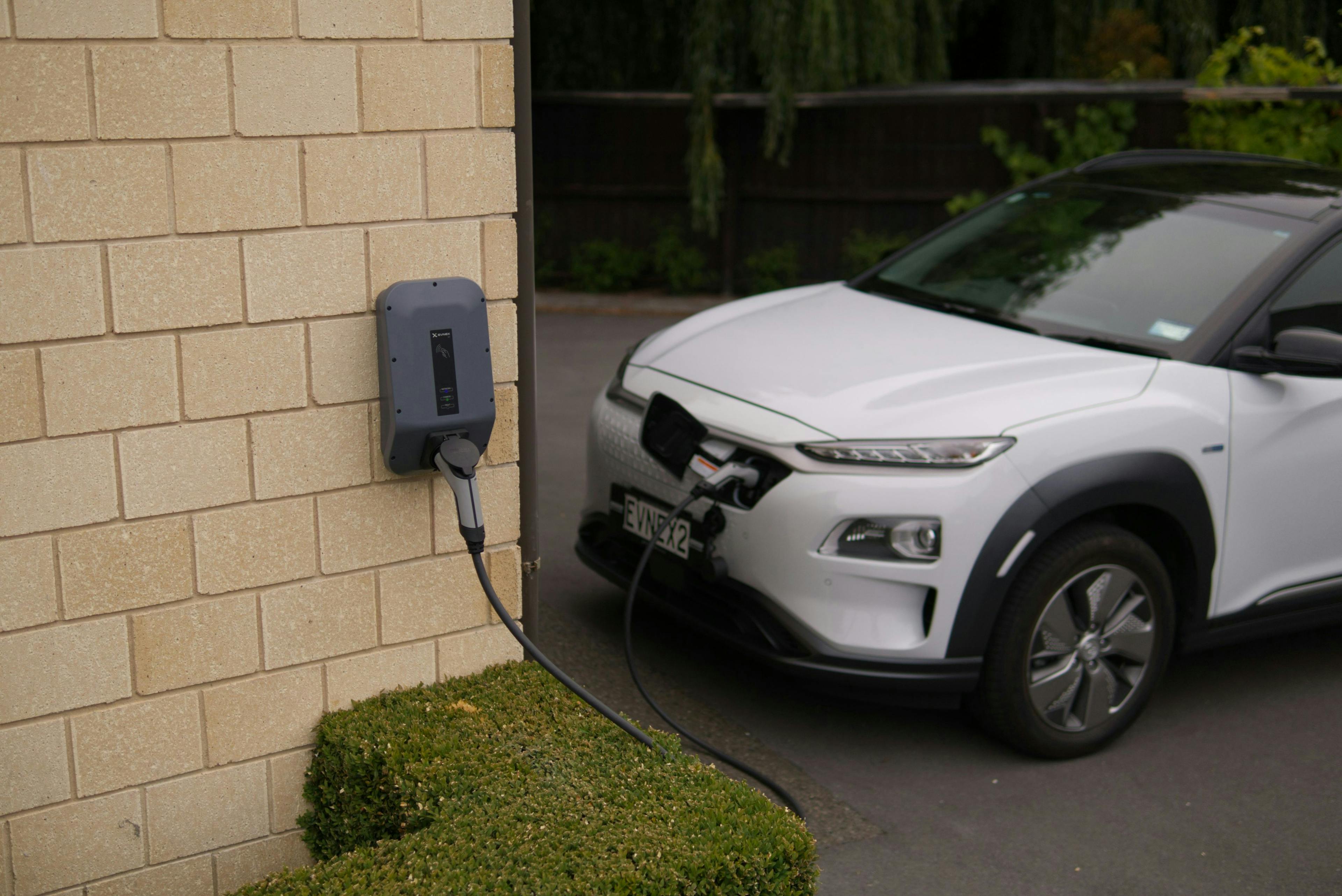 Voiture en train de charger à la maisons