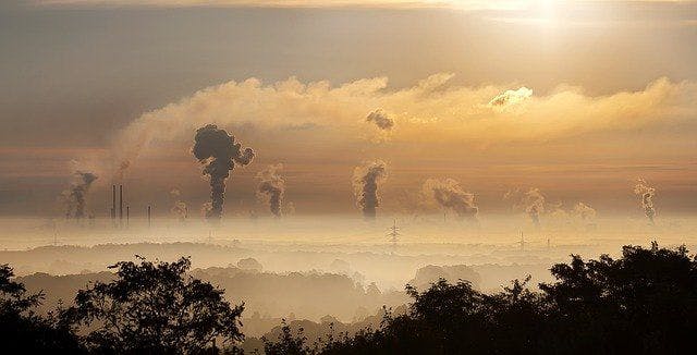 paysage avec fumée d'usine dans le ciel