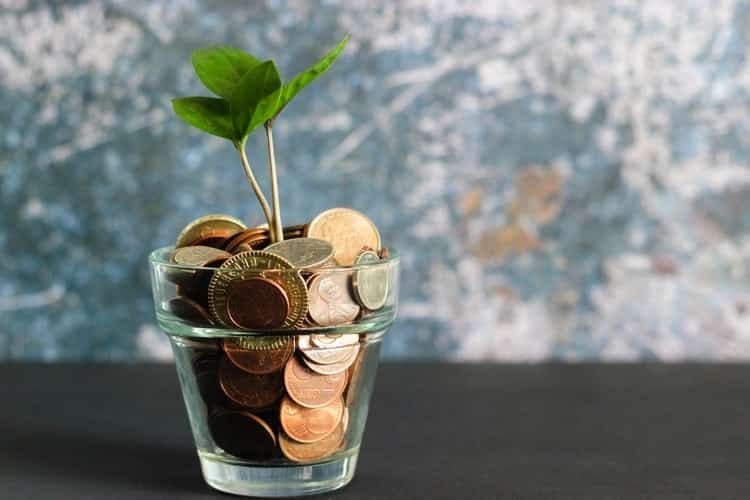 verre remplie de pièce de monnaies