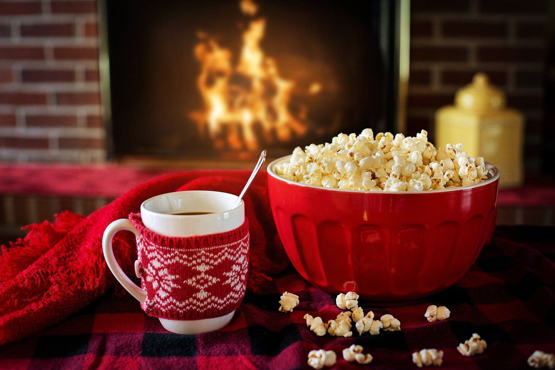 bol de popcorn et boisson chaude
